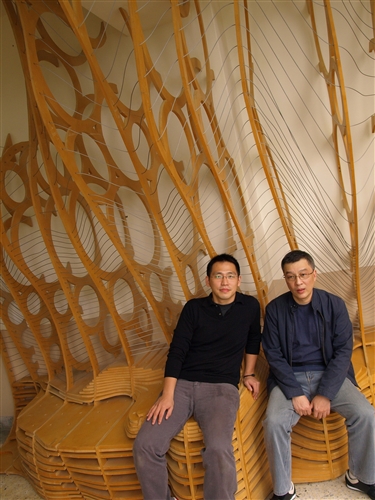 土木系博士班建築組四年級學生陳宏銘及建築系校友李振嘉共同設計的「樓梯間的休憩裝置」，榮獲美國Form-Z全球聯合學習計畫數位製造類首獎，並為台灣唯一得獎的學校。