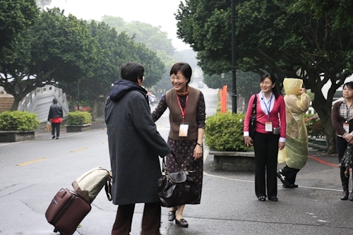 教育部98年度大學校院系所評鑑委員於這兩週蒞校展開實地訪評，校長張家宜期盼各系所全力以赴，締造評鑑佳績。