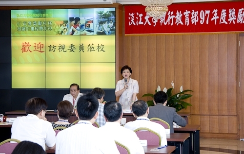 教育部訪視委員於10日上午蒞校進行97年度整體發展獎補助經費執行情形之訪視，張校長針對本校健全的會計管理制度，以及獎補助經費之有效運用，做了充分的說明。