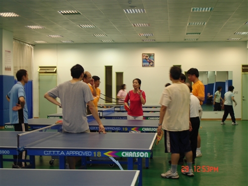 體育室於10月下旬起開設一、二級主管的桌球、羽球、游泳等體育課程，期望藉由主管熱情的參與，帶動校園運動風潮，以打造本校成為活力校園。