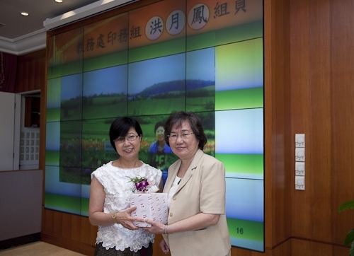 本校舉行97學年度第2學期榮退同仁歡送茶會，感謝榮退同仁將多年青春奉獻給淡江，祝福他們有個寫意的退休生活，身心健康、萬事順利樂如意。