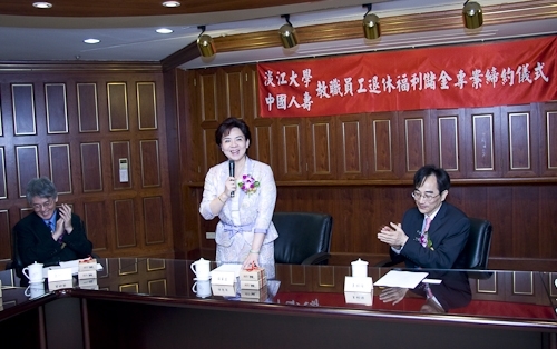 張校長家宜代表本校與中國人壽王銘陽董事長共同簽訂「教職員工退休福利儲金制度」信託契約，以增進教職員工福利、保障退休生活。