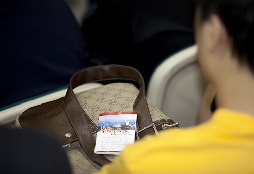 98學年度新生開學典禮暨入學講習在淡水校園舉行，新生登上克難坡開啟在淡江學習之旅。張校長家宜期勉新生能藉由本學年度首度實施必修2學分「大學學習」4 in 1的套裝課程，對日後「學業」、「心理」、「社會」及「生涯發展」等4個面向做好準備，以具備適應大學學習及生活所需的各項能力。