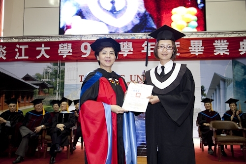 本校97學年度畢業典禮在淡水校園紹謨紀念體育館舉行，校長以「淡江最正‧品質保證」祝願畢業生振翼高飛，鵬程萬里。畢業生帶著師長滿滿的祝福邁向人生另一個重要里程碑。