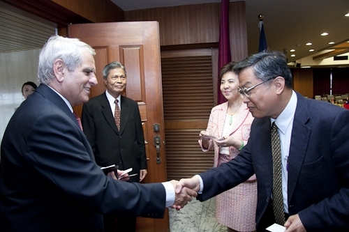 本校與匈牙利科維努思大學（Corvinus University of Budapest）簽訂兩校學術合作交流協議書，科維努思大學成為本校第104個姊妹校，未來兩校將積極進行學術交流，共同培育具國際化競爭力之人才。