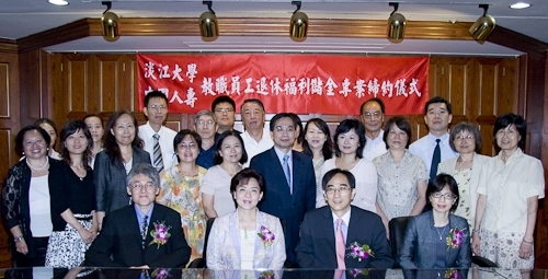 張校長家宜代表本校與中國人壽王銘陽董事長共同簽訂「教職員工退休福利儲金制度」信託契約，以增進教職員工福利、保障退休生活。