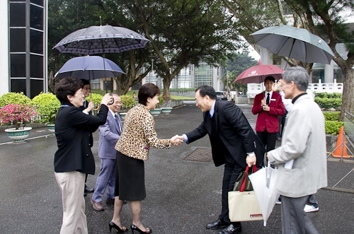 教育部98年度大學校院系所評鑑委員於這兩週蒞校展開實地訪評，校長張家宜期盼各系所全力以赴，締造評鑑佳績。