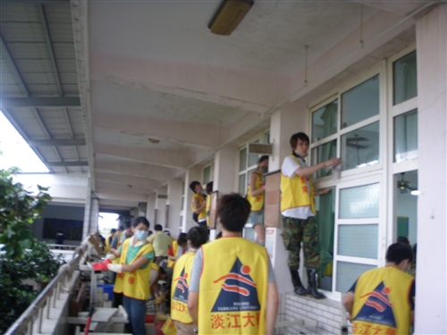 本校響應教育部「大專青年重整校園送愛計畫」，師生約110人至屏東縣舊寮、泰山、羌園等國小進行環境清理等工作，協助各校恢復災前的校園環境。