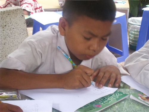 本校柬埔寨海外服務學習團，於7月上旬前往柬埔寨磅針省尊納中學及貢布省蓮花中學，進行為期三梯次教學活動，教導當地中小學學生中文及電腦，順利圓滿完成任務。