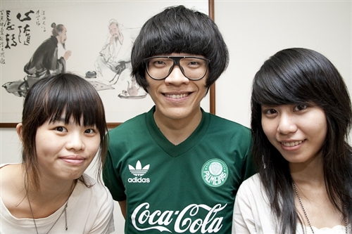 音樂風格獨特、自然的本校西班牙語文學系盧廣仲同學，以專輯「100種生活」勇奪第二十屆金曲獎之「最佳新人」及「最佳作曲」兩項大獎。