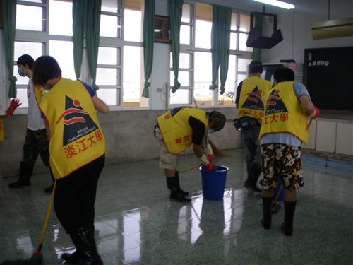 本校響應教育部「大專青年重整校園送愛計畫」，師生約110人至屏東縣舊寮、泰山、羌園等國小進行環境清理等工作，協助各校恢復災前的校園環境。