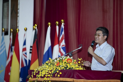 本校98學年度大三學生、研究生暨交換生出國留學授旗典禮，為即將揚帆起航、到實地環境學習多元文化與語言、累積人生經驗的同學們加油打氣，並預祝都能有豐碩的學習成果。