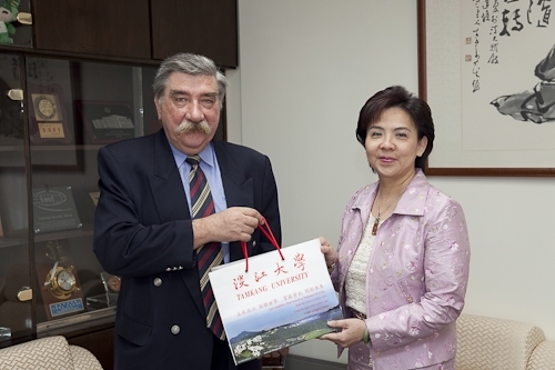 波蘭姊妹校華沙大學校長Prof. Katarzyna Chalasinska-Macukow於98年9月8日(星期二)上午蒞校訪問，研議兩校學術合作交流事宜。