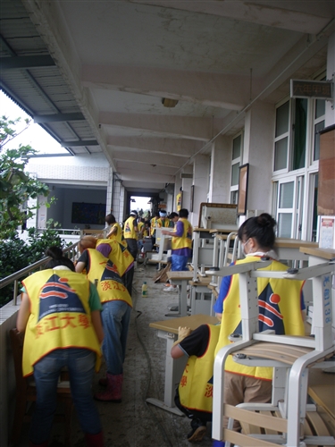 本校響應教育部「大專青年重整校園送愛計畫」，師生約110人至屏東縣舊寮、泰山、羌園等國小進行環境清理等工作，協助各校恢復災前的校園環境。