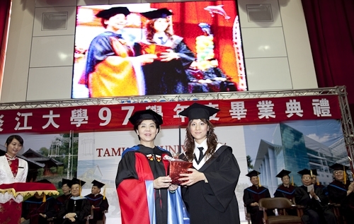 本校97學年度畢業典禮在淡水校園紹謨紀念體育館舉行，校長以「淡江最正‧品質保證」祝願畢業生振翼高飛，鵬程萬里。畢業生帶著師長滿滿的祝福邁向人生另一個重要里程碑。