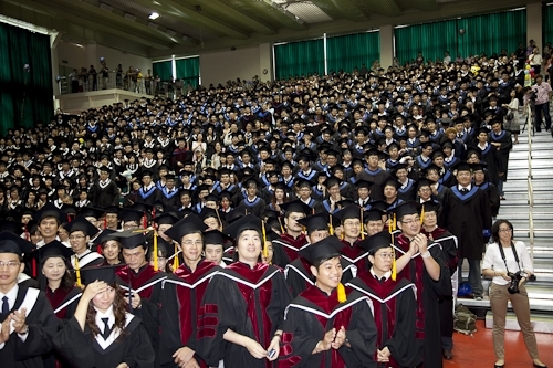 本校97學年度畢業典禮在淡水校園紹謨紀念體育館舉行，校長以「淡江最正‧品質保證」祝願畢業生振翼高飛，鵬程萬里。畢業生帶著師長滿滿的祝福邁向人生另一個重要里程碑。