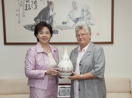 波蘭姊妹校華沙大學校長Prof. Katarzyna Chalasinska-Macukow於98年9月8日(星期二)上午蒞校訪問，研議兩校學術合作交流事宜。