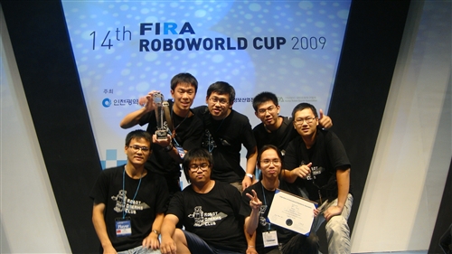 本校電機系足球機器人研發團隊以優異的研發與創新能力，於上週在韓國仁川所舉行之「2009 FIRA (Federation of International Robot-Soccer Association) 世界盃機器人足球賽」，奪下「視覺全自主機器人組(RoboSot League)」之冠軍及「人形機器人組(HuroSot League)」的三項冠軍與一項亞軍。