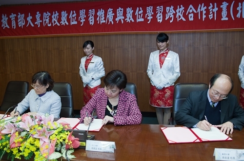 本校執行教育部「大專院校數位學習推廣與數位學習跨校合作計畫(北區)」，與真理、聖約翰大學共同簽署數位學習跨校學程合作同意書，開啟協作、分享、成長、飛躍之校際數位學習新願景。