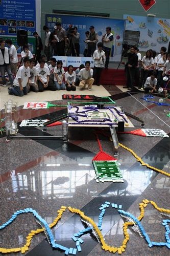 本校學生組團參加「全國多米諾骨牌邀請賽」，以優異的創新能力，設計精彩的骨牌「方城大戰」，3千多張骨牌全數推倒，自參賽隊伍中脫穎而出，勇奪冠軍。