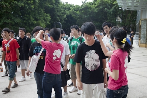 98學年度新生開學典禮暨入學講習在淡水校園舉行，新生登上克難坡開啟在淡江學習之旅。張校長家宜期勉新生能藉由本學年度首度實施必修2學分「大學學習」4 in 1的套裝課程，對日後「學業」、「心理」、「社會」及「生涯發展」等4個面向做好準備，以具備適應大學學習及生活所需的各項能力。