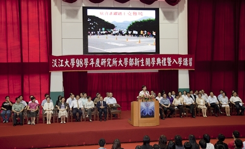 98學年度新生開學典禮暨入學講習在淡水校園舉行，新生登上克難坡開啟在淡江學習之旅。張校長家宜期勉新生能藉由本學年度首度實施必修2學分「大學學習」4 in 1的套裝課程，對日後「學業」、「心理」、「社會」及「生涯發展」等4個面向做好準備，以具備適應大學學習及生活所需的各項能力。