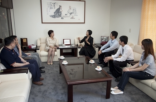 本校張校長親自接見日前參加「2009世界盃電腦應用技能競賽」，勇奪MCAS Excel世界冠軍的統計系劉文琇校友，特別嘉勉她在國際舞台上為國爭光。