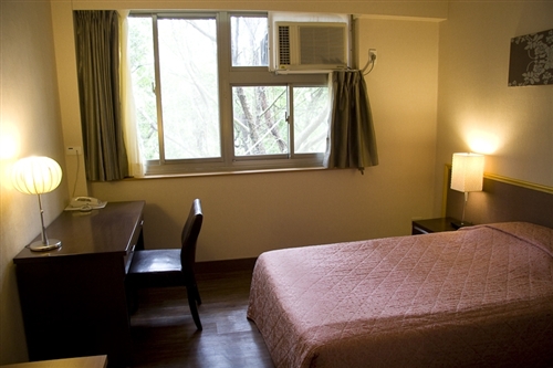 本校淡水校園會文館重新裝潢，特別提供「母親1元住淡水」的母親節優惠專案，以及「899家長月」新生與畢業生家長訪校專案。