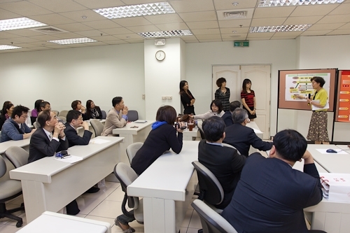 臺北醫學大學一行38人蒞校參訪，張校長家宜和與會人員分享本校榮獲第19屆國家品質獎之申請歷程及推行TQM之成果。