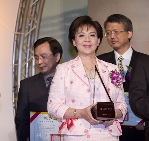 在本校全體教職員工生、校友秉持「持續改善、追求卓越」的精神之下，本校榮獲象徵全面品質管理最高榮譽的第19屆國家品質獎。