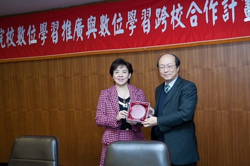 本校執行教育部「大專院校數位學習推廣與數位學習跨校合作計畫(北區)」，與真理、聖約翰大學共同簽署數位學習跨校學程合作同意書，開啟協作、分享、成長、飛躍之校際數位學習新願景。