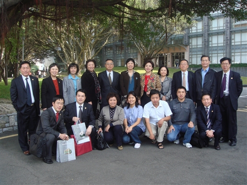 大陸姐妹校復旦大學許征副校長等一行12人蒞校參訪，戴萬欽國際事務副校長主持簡報及座談，兩校針對行政服務及學術合作進行熱烈的交流。