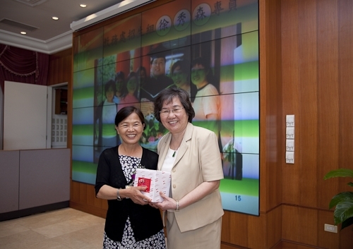 本校舉行97學年度第2學期榮退同仁歡送茶會，感謝榮退同仁將多年青春奉獻給淡江，祝福他們有個寫意的退休生活，身心健康、萬事順利樂如意。