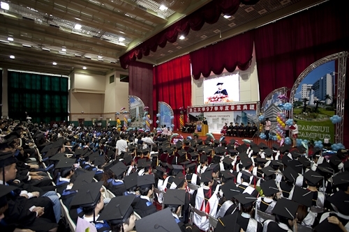 本校97學年度畢業典禮在淡水校園紹謨紀念體育館舉行，校長以「淡江最正‧品質保證」祝願畢業生振翼高飛，鵬程萬里。畢業生帶著師長滿滿的祝福邁向人生另一個重要里程碑。