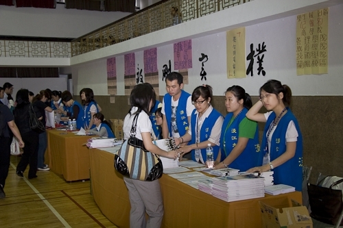 配合教育部「1-1大專畢業生至企業職場實習方案」，本校「媒合說明會暨就業博覽會」安排二百餘家廠商徵才，提供校友、畢業生至職場實習之最佳媒合途徑。