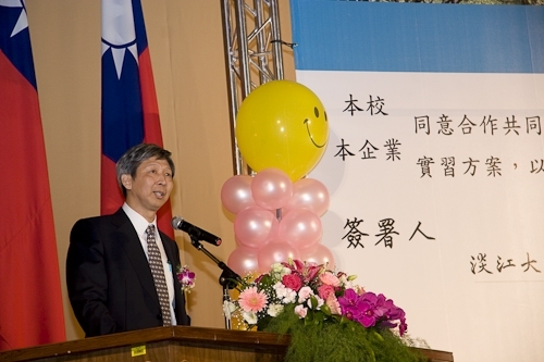 配合教育部「1-1大專畢業生至企業職場實習方案」，本校「媒合說明會暨就業博覽會」安排二百餘家廠商徵才，提供校友、畢業生至職場實習之最佳媒合途徑。