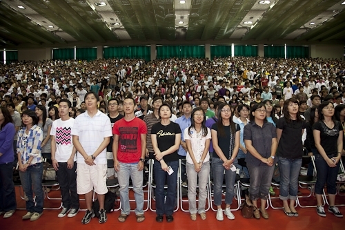 98學年度新生開學典禮暨入學講習在淡水校園舉行，新生登上克難坡開啟在淡江學習之旅。張校長家宜期勉新生能藉由本學年度首度實施必修2學分「大學學習」4 in 1的套裝課程，對日後「學業」、「心理」、「社會」及「生涯發展」等4個面向做好準備，以具備適應大學學習及生活所需的各項能力。