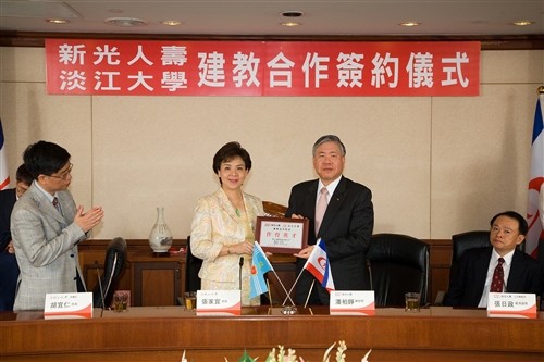 98年6月9日上午本校與新光人壽簽訂建教合作協議。