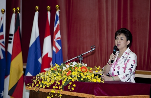 本校98學年度大三學生、研究生暨交換生出國留學授旗典禮，為即將揚帆起航、到實地環境學習多元文化與語言、累積人生經驗的同學們加油打氣，並預祝都能有豐碩的學習成果。