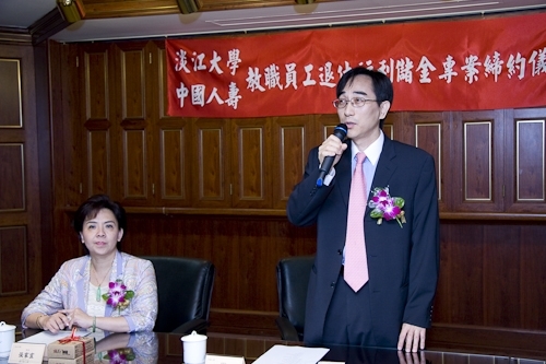 張校長家宜代表本校與中國人壽王銘陽董事長共同簽訂「教職員工退休福利儲金制度」信託契約，以增進教職員工福利、保障退休生活。