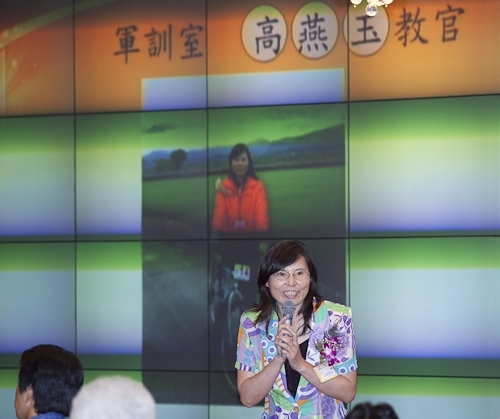 本校舉行97學年度第2學期榮退同仁歡送茶會，感謝榮退同仁將多年青春奉獻給淡江，祝福他們有個寫意的退休生活，身心健康、萬事順利樂如意。