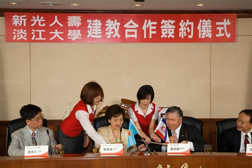 98年6月9日上午本校與新光人壽簽訂建教合作協議。