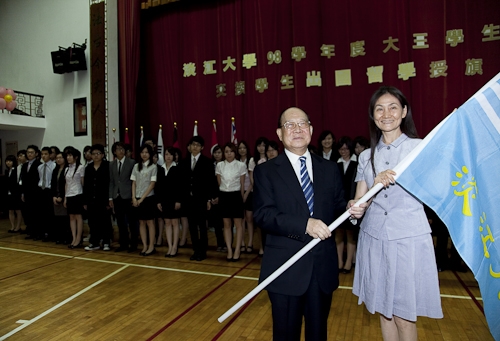 本校98學年度大三學生、研究生暨交換生出國留學授旗典禮，為即將揚帆起航、到實地環境學習多元文化與語言、累積人生經驗的同學們加油打氣，並預祝都能有豐碩的學習成果。