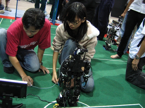 本校電機系足球機器人研發團隊以優異的研發與創新能力，於上週在韓國仁川所舉行之「2009 FIRA (Federation of International Robot-Soccer Association) 世界盃機器人足球賽」，奪下「視覺全自主機器人組(RoboSot League)」之冠軍及「人形機器人組(HuroSot League)」的三項冠軍與一項亞軍。