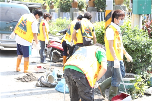 本校響應教育部「大專青年重整校園送愛計畫」，師生約110人至屏東縣舊寮、泰山、羌園等國小進行環境清理等工作，協助各校恢復災前的校園環境。