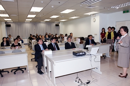 臺北醫學大學一行38人蒞校參訪，張校長家宜和與會人員分享本校榮獲第19屆國家品質獎之申請歷程及推行TQM之成果。