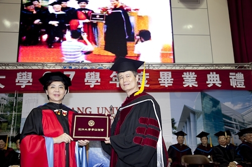 本校97學年度畢業典禮在淡水校園紹謨紀念體育館舉行，校長以「淡江最正‧品質保證」祝願畢業生振翼高飛，鵬程萬里。畢業生帶著師長滿滿的祝福邁向人生另一個重要里程碑。