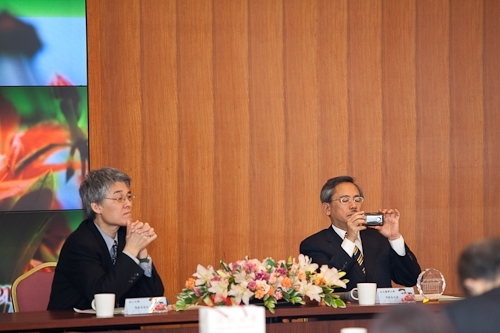 臺北醫學大學一行38人蒞校參訪，張校長家宜和與會人員分享本校榮獲第19屆國家品質獎之申請歷程及推行TQM之成果。