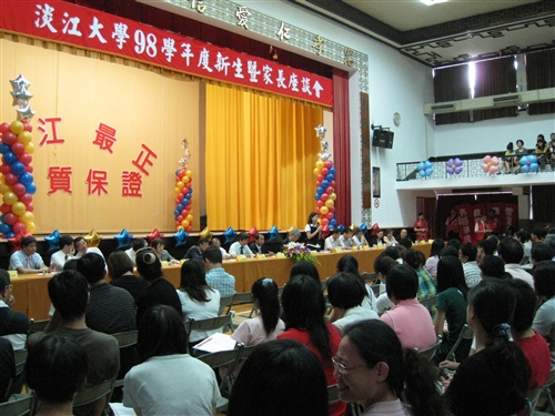 為使新生和家長及早瞭解學校特色與未來的學習、生活環境，本校校友服務暨資源發展處於8月中在全台各縣市舉辦共11場新生暨家長座談會，協助將在五虎崗上求學、開創青春歲月的新生踏出成功的第一步。