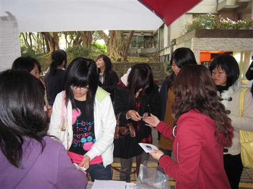 張校長出席「反菸一起來，徽徽相映活動」，不僅在現場配戴了反菸徽章，也呼籲師生共同響應支持反菸活動，營造優質的校園環境。